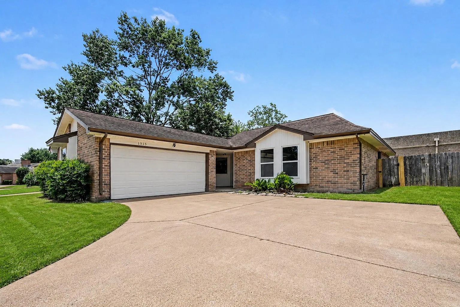 4 bed, 2.0 bath, 1733 sqft, $2,000 — Photo 1