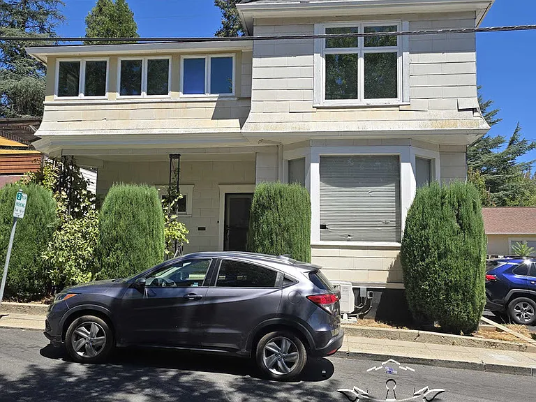 210 N Auburn St — Photo 1