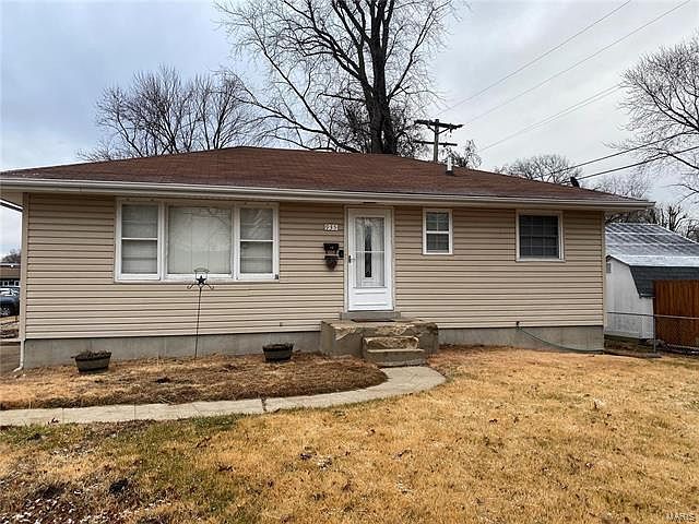1st image of 935 Lindsay Ln