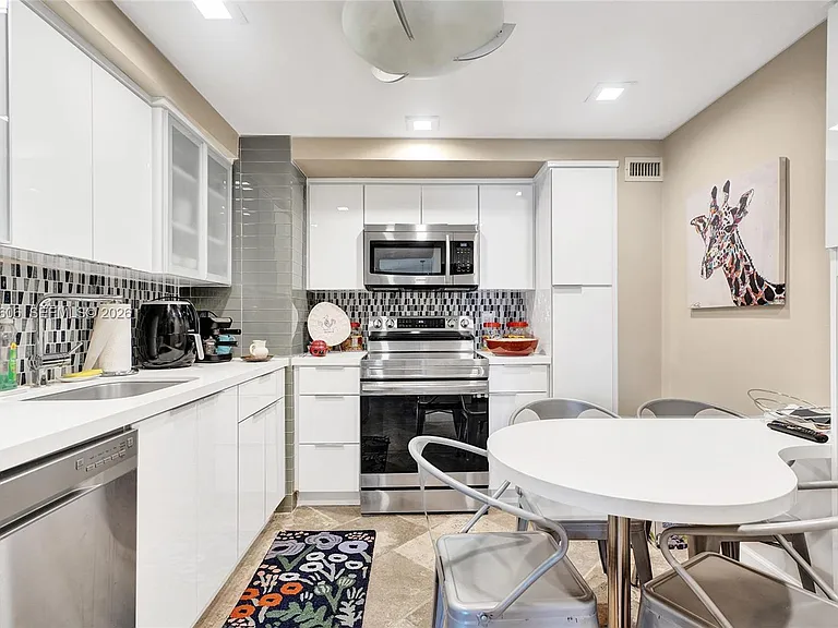9225 Collins Ave #1402 — Photo 5