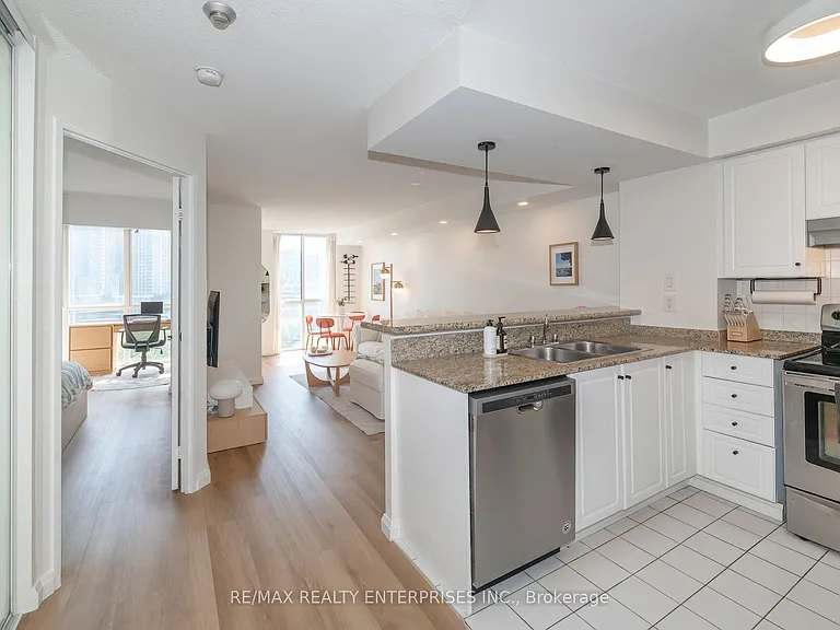 801 King St W #1108 — Photo 8