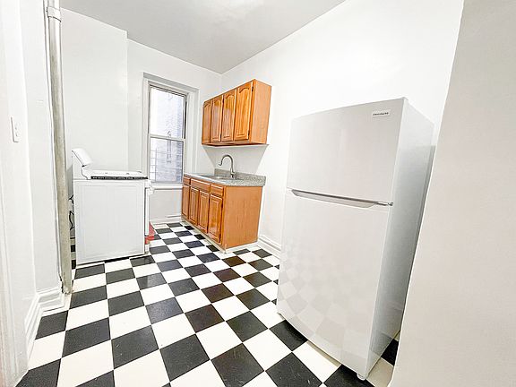5th image of 320 Eastern Pkwy APT 2E