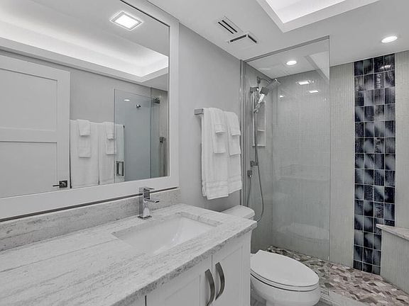 2nd image of 440 Seaview Ct APT 709