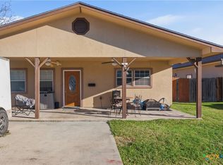 1058 E Weinert St, Seguin, TX 78155