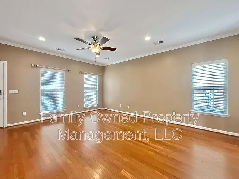 3 bed, 2.5 bath, $2,300 — Photo 4