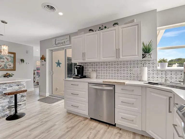 302 Venice Dr — Photo 15
