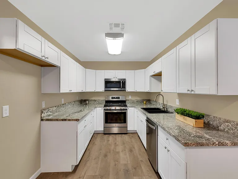 2217 E Silver St — Photo 4