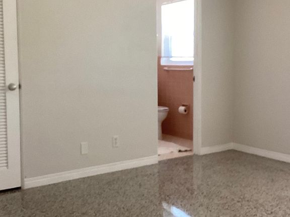 4th image of 1121 Beach Dr NE #C-1