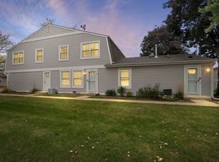 215 Sunset Ct, Vernon Hills, IL 60061