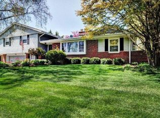 7769 N Rockledge Ave, Glendale, WI 53209