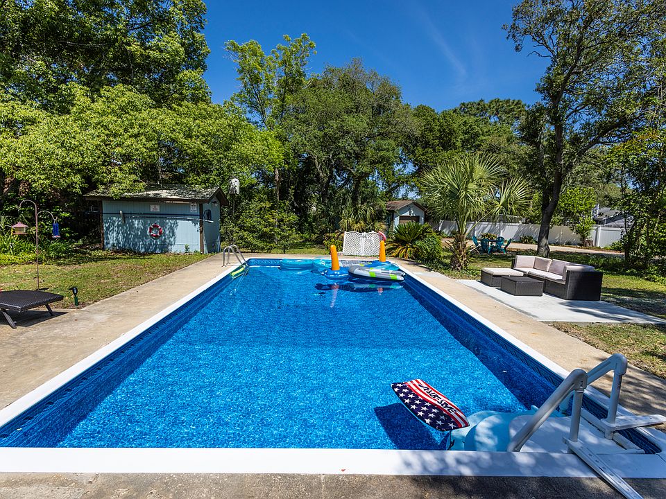 Pool - Pool Service Included