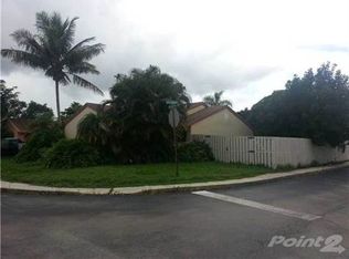 601 Green River Ln, Davie, FL 33325