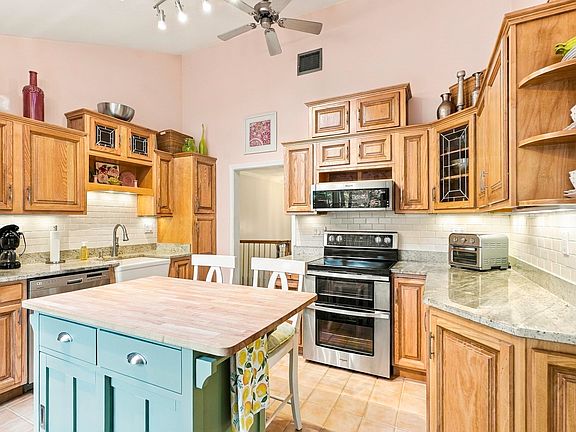 3rd image of 5 Surrey Ln