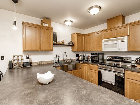 4th image of 12428 160th St Ct E #12408