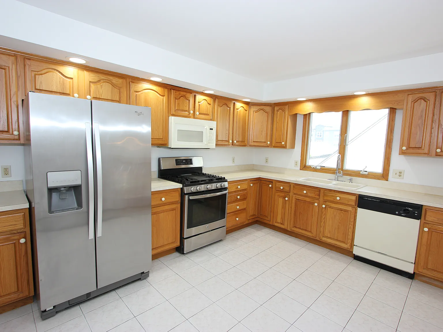 3 bed, $3,500 — Photo 4