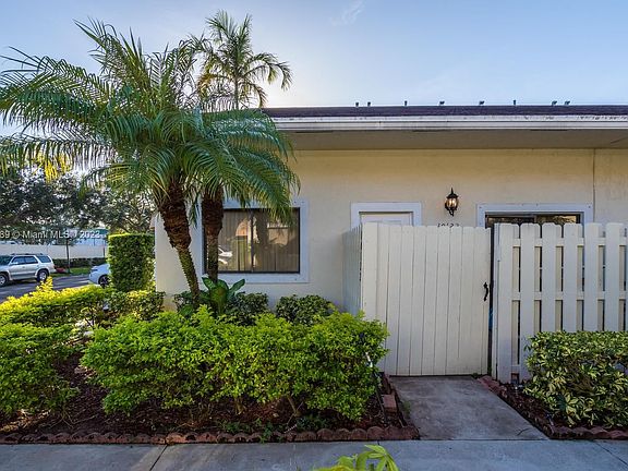 4th image of 10122 NW 33rd Pl Unit 10122