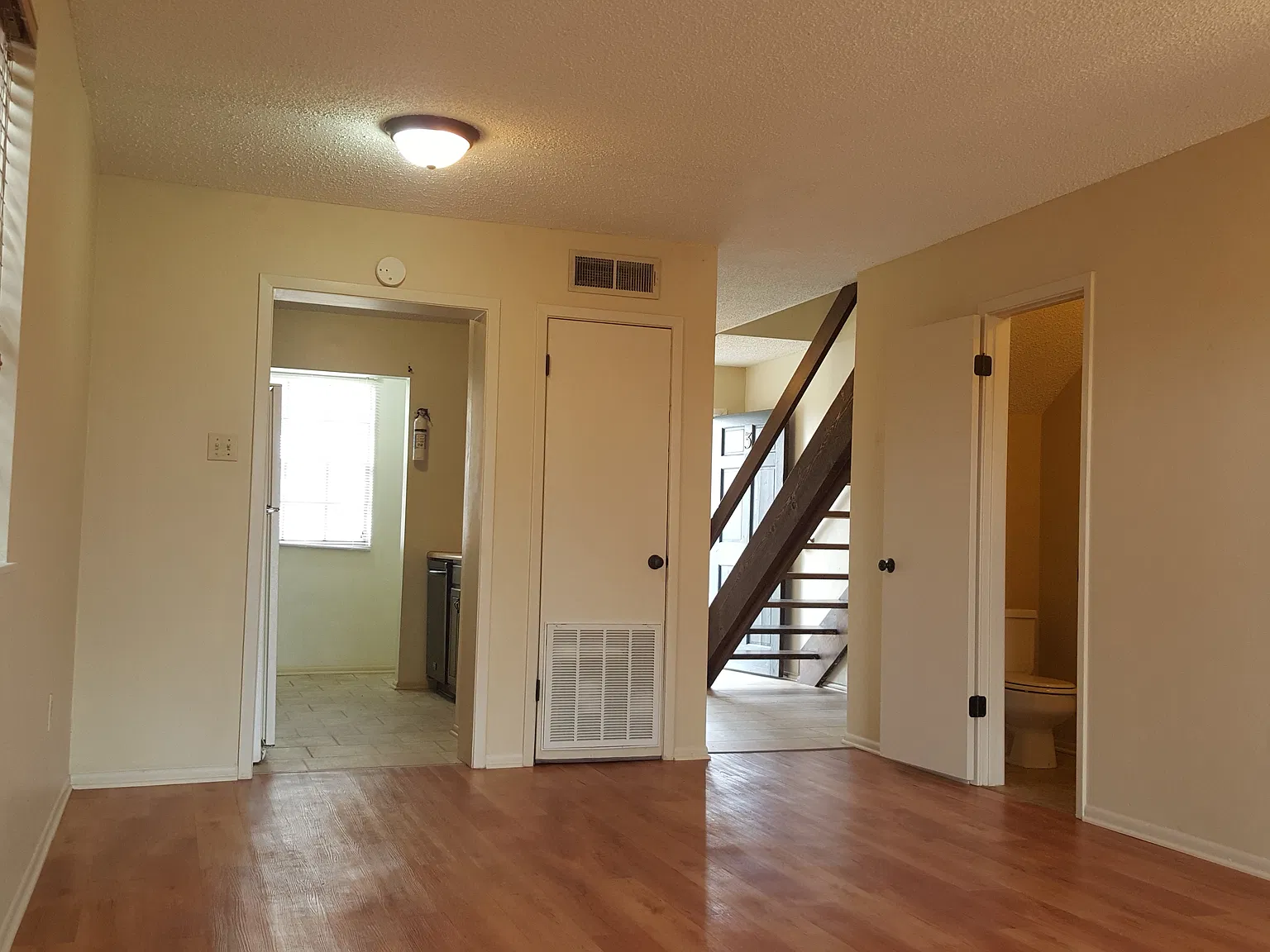 2 bed, 1.5 bath, 1008 sqft, $1,200 — Photo 3