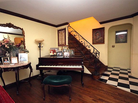 4th image of 8227 188th St