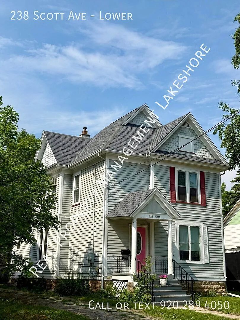 Charming 2 Bedroom Lower Flat with Heat Included Oshkosh — Photo 1
