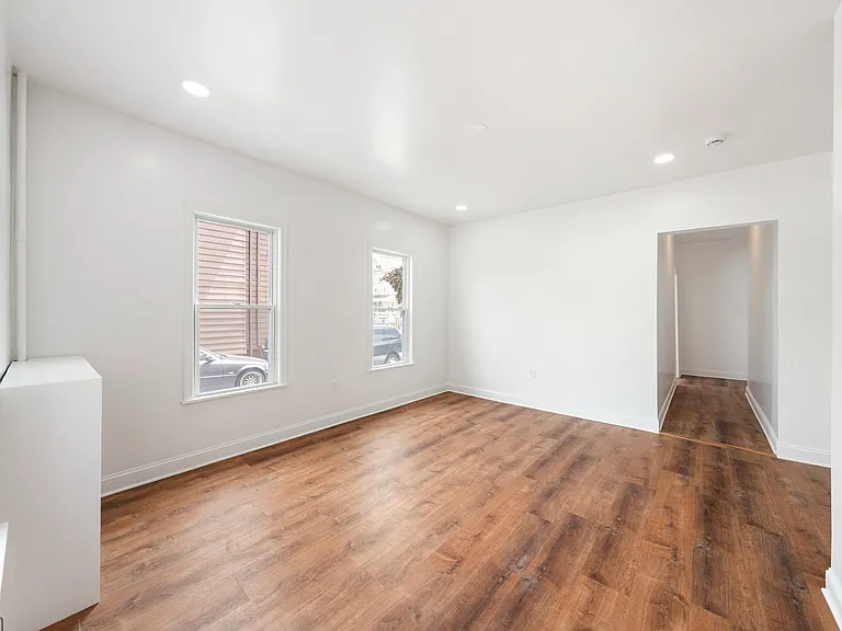 16 Oakes St #1 — Photo 4