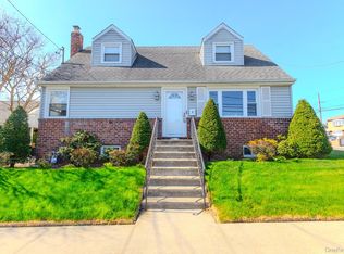 4 Fairfax St, Valley Stream, NY 11580