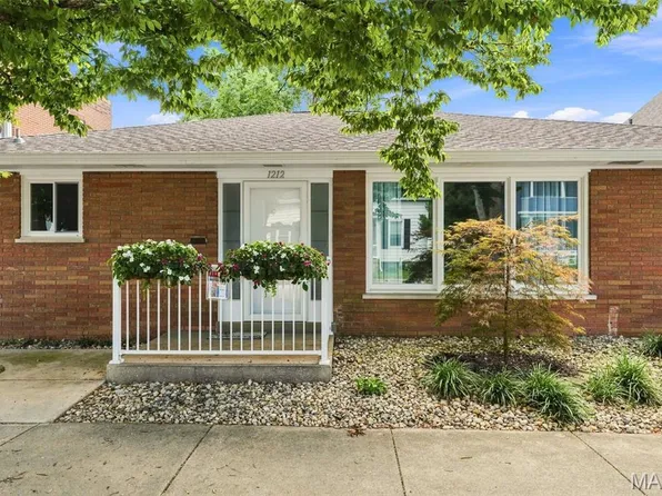 1212 Main St, Highland, IL 62249
