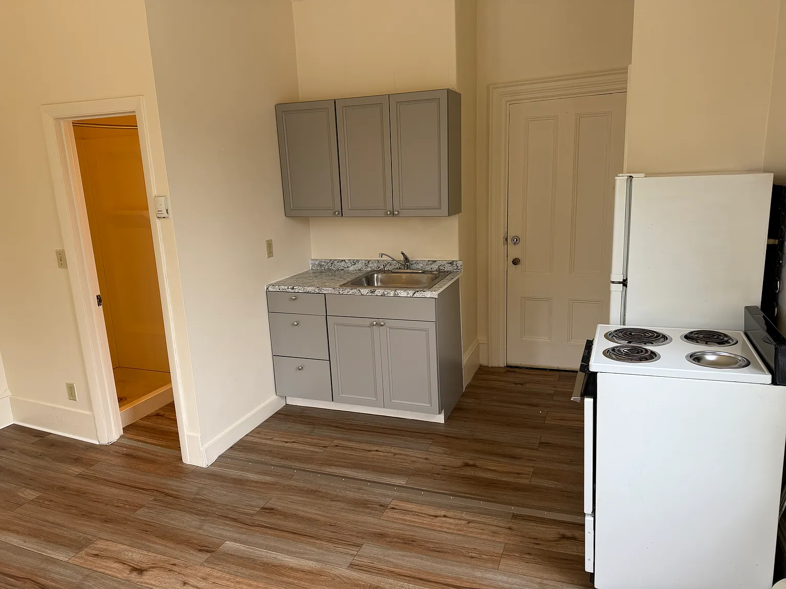 Studio, 300 sqft, $1,300 — Photo 4