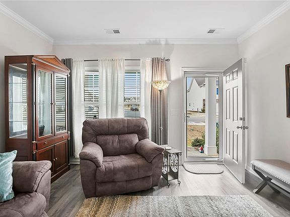 4th image of 251 Samuel St