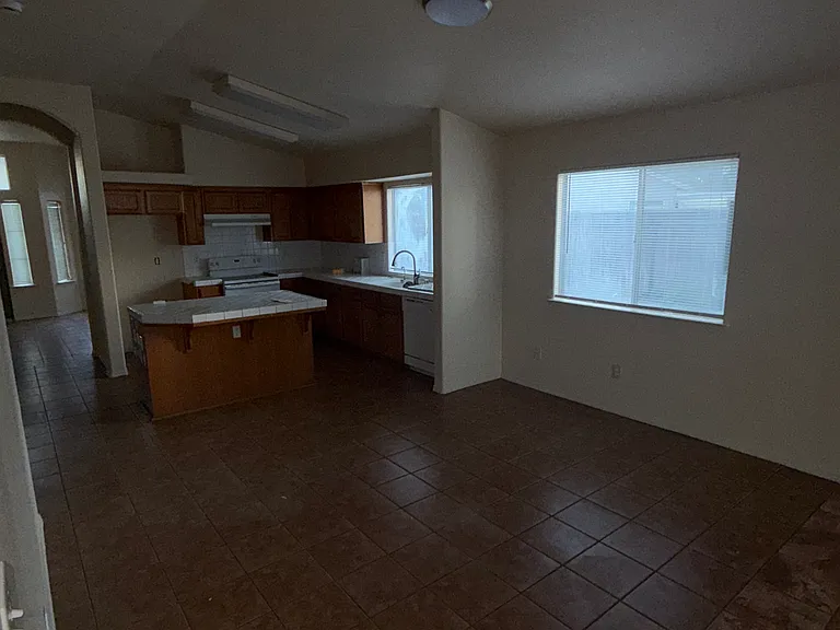 5765 N Ivanhoe Ave — Photo 4