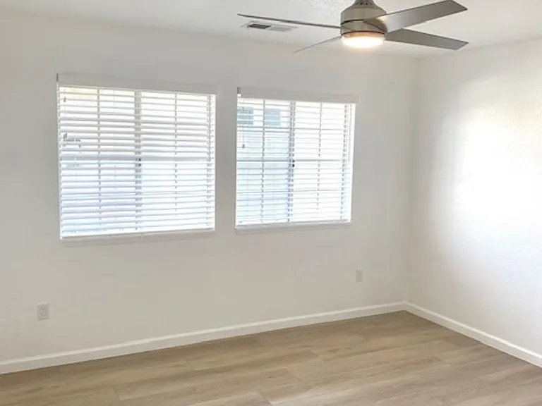 Oak Park Village Apartments — Photo 35