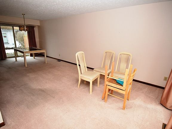 3rd image of 2 Townhouse Ct