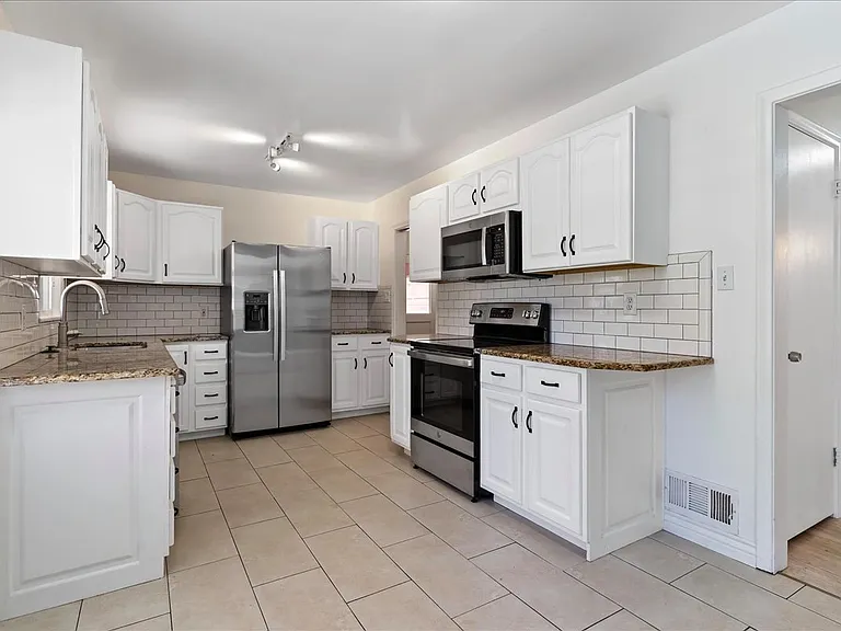 15 E Sylvia Dr — Photo 17