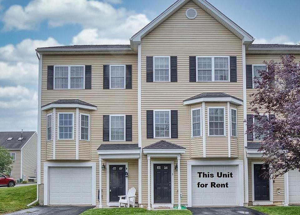 Middle unit with Garage!