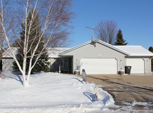 735 E Scott St, Omro, WI 54963