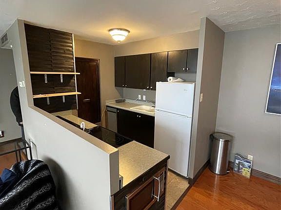 4th image of 111 Riverside Dr E #1403