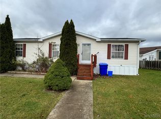 911 Hollywood Dr, Lockport, NY 14094
