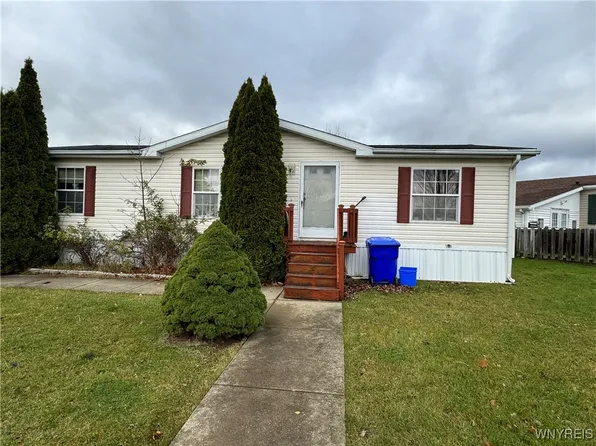 911 Hollywood Dr, Lockport, NY 14094