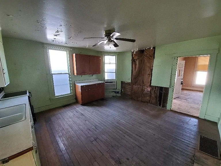 1103 Broadway St — Photo 9