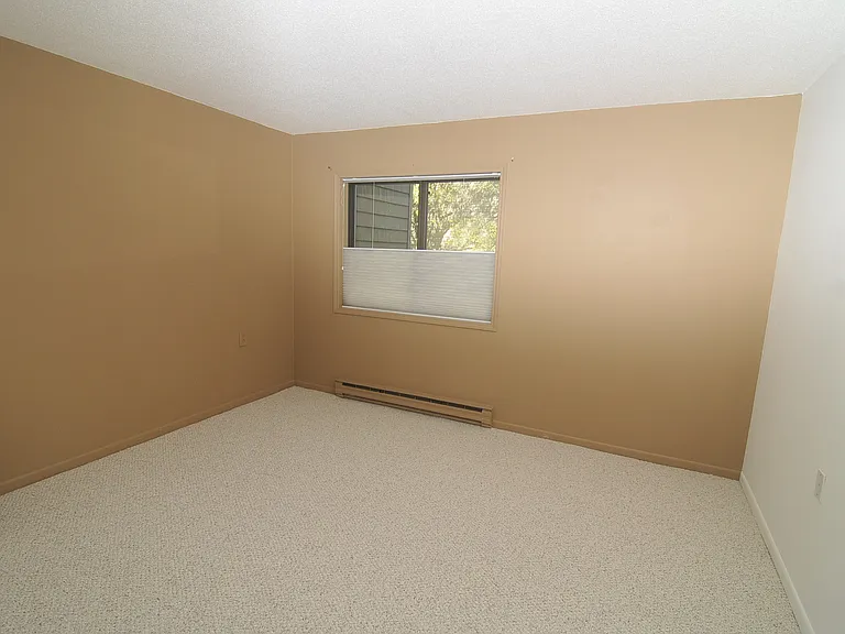 15 Hawthorne Cir #15 — Photo 13
