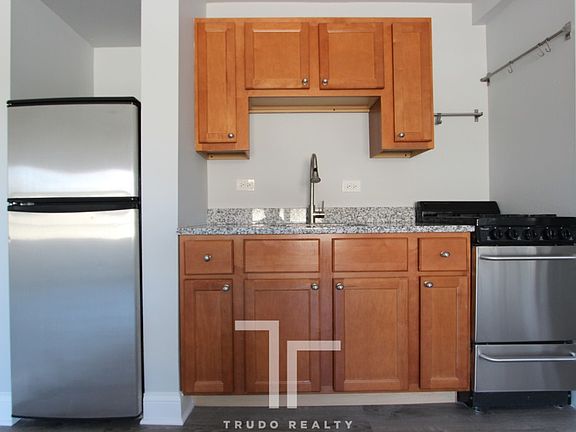 3rd image of 4555 N Malden St APT 315