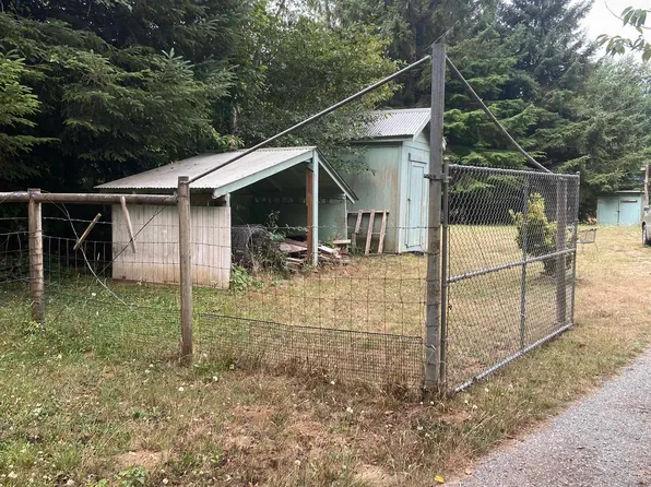 135 Dell Ln, Crescent City, CA 95531