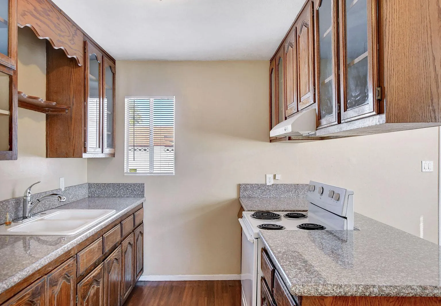 4 bed, 1040 sqft, $1,950 — Photo 4