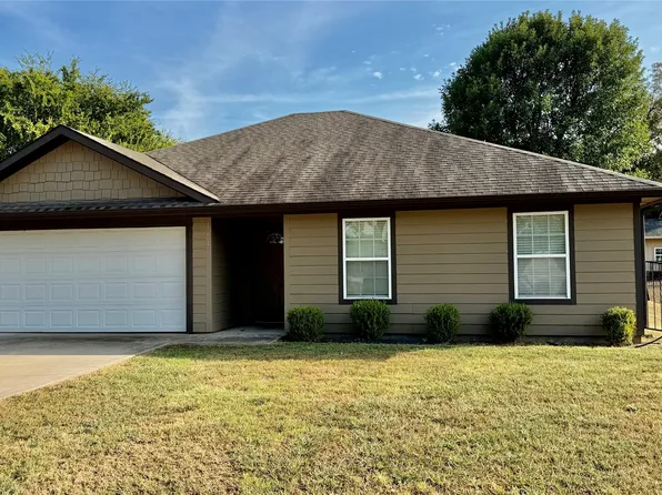 104 Herron St, Farmersville, TX 75442