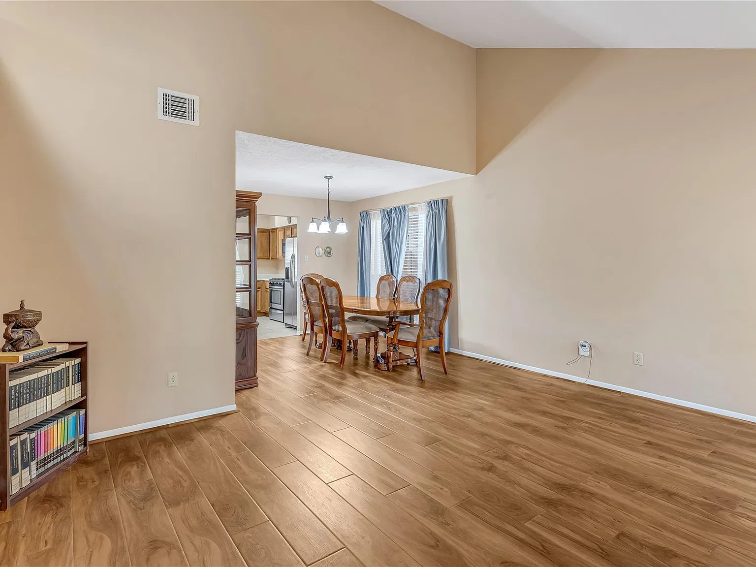 3 bed, 3.0 bath, 1831 sqft, $2,500 — Photo 3