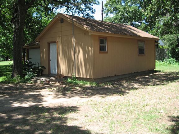 Small building in rear contains Shop & Efficiency Apt