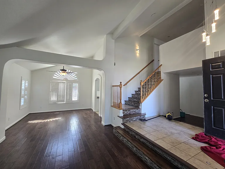 708 Eucalyptus Ave — Photo 3