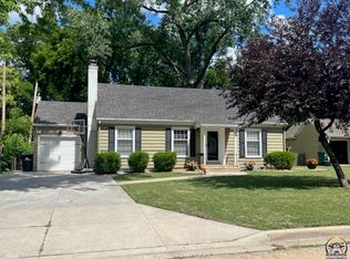 1714 SW Pembroke Ln, Topeka, KS 66604
