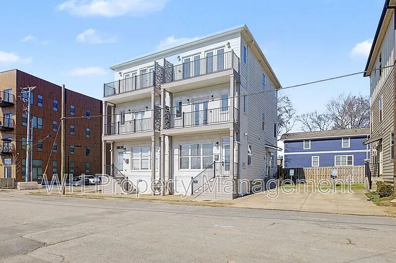 Building Photo - 123 Berry St