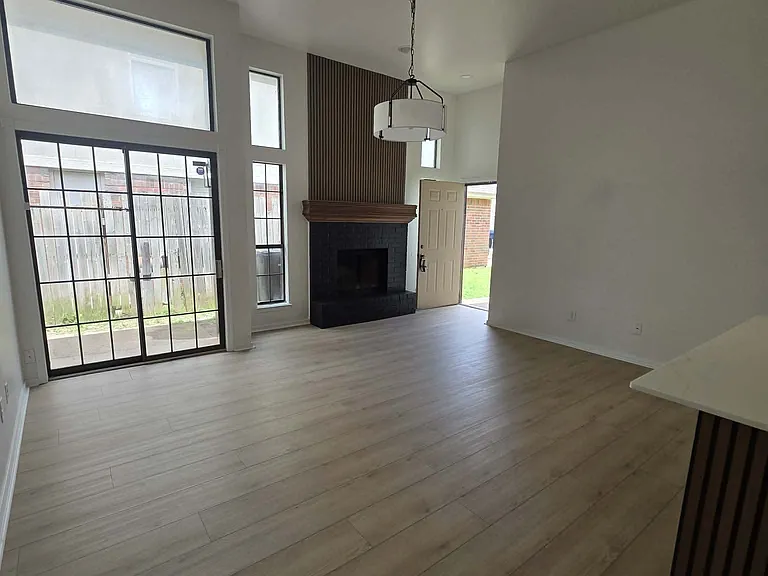 2307 N Lincoln Ave — Photo 2