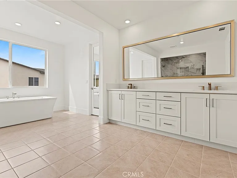 402 Shrike — Photo 32